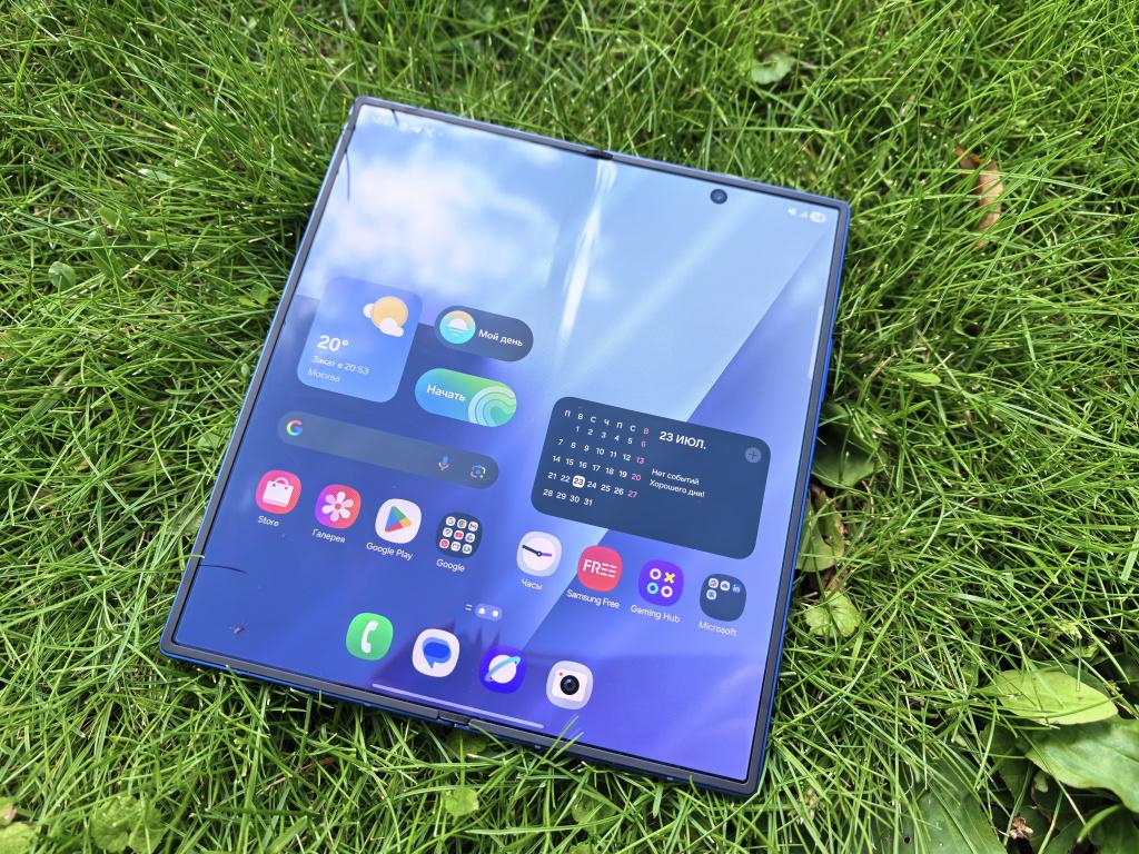 Samsung убрала разблокировку загрузчика в One UI 8. Больше никаких кастомных прошивок для Galaxy Пользователи новых смартфонов Galaxy Z Fold7 наш обзор и Galaxy Z Flip7 обнаружили, что Samsung вырезала из прошивки возможность разблокировки загрузчика. Вдобавок эта функция отсутствует и в бете One UI 8 для Galaxy S25. Разблокировка загрузчика — популярный способ вдохнуть новую жизнь в старые устройства, устанавливая кастомные прошивки, получая root-доступ, кастомные ядра и т. д. С релизом One UI 8 эта возможность пропадёт. На форуме XDA уже успели подробно разобрать различные системные файлы из стандартной прошивки Flip 7, чтобы добраться до корня проблемы. Результаты оказались неутешительными. Увы, никак получить доступ к OEM-разблокировке невозможно, она не только больше не отображается в настройках, но и сам загрузчик вообще не содержит кода, необходимого для разблокировки. Это огромный удар по всему сообществу энтузиастов Samsung. Такой подход закрывает многие возможности для модификации вашего устройства. Вполне вероятно, что на следующем этапе компания запретить менять регион устройства на уровне ПО, чтобы получать доступ к некоторым фичам.