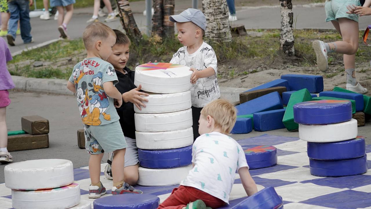 На Севере лето 23 августа специалисты Дворца культуры подготовили традиционную летнюю игровую программу Улыбка полярного дня Здесь ребята смогут проверить свою силу и ловкость в спортивных состязаниях и эстафетах а также поиграть в большой Дартс мега Дженгу Мягкие шашки и многое другое Бесплатно 23 августа в 14 00 ул Воровского возле ярмарки Подписаться на Афишу