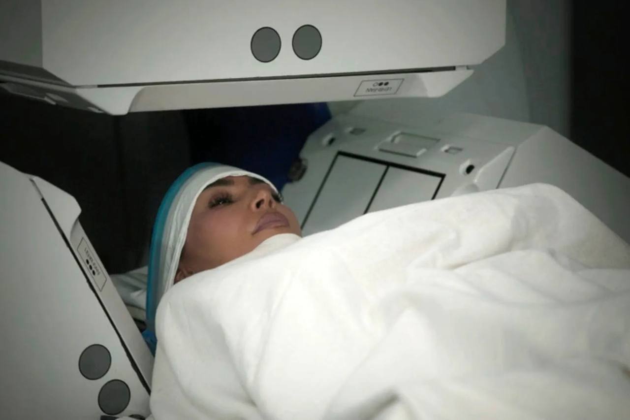 У Ким Кардашьян диагностировали аневризму головного мозга Она рассказала о своём заболевании в тизере к седьмому сезону шоу Семейство Кардашьян пишет People Небольшую аневризму нашли с помощью МРТ Кардашьян считает что она появилась после стресса из за развода с Канье Уэстом При аневризме головного мозга происходит расширение стенок сосудов которое может привести к кровоизлиянию в мозг