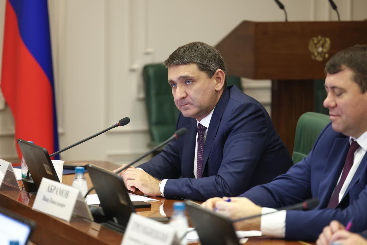 Андрей Рюмин рассказал в Совете Федерации об актуальных задачах электросетевого комплекса Генеральный директор ПАО Россети Андрей Рюмин выступил на заседании комитета Совета Федерации по экономической политике под председательством Андрея Кутепова Глава компании рассказал о текущих производственных результатах финансовых показателях вложениях в модернизацию и развитие электросетевой инфраструктуры В 2024 году Группа Россети выполнила инвестиционную программу объемом порядка 660 млрд рублей план на этот год составляет рекордные 720 млрд рублей Андрей Рюмин отметил масштабную работу в рамках недавно принятого закона о системообразующих территориальных сетевых организациях СТСО Ведется договорная кампания для подхвата сетей у территориальных организаций утративших свой статус идет дальнейшее урегулирование статуса бесхозяйных энергообъектов В 2025 году Россети впервые приняли участие в экспертизе проектов инвестиционных программ а также тарифных заявок сторонних сетевых компаний Глава Группы Россети также подчеркнул важность внедрения механизма регуляторных соглашений Он позволяет регулирующим органам и сетевым компаниям договариваться о реализации инвестиционных проектов в рамках приемлемой для потребителей региона индексации тарифов Такие соглашения уже действуют в 38 субъектах РФ Говоря о нормативно правовых изменениях нельзя не упомянуть о принятом буквально на прошлой неделе постановлении Правительства РФ которое позволяет определять затраты территориальных сетевых организаций на основании соответствующих эталонов Уверен это станет эффективным инструментом который позволит нам сократить дефицит тарифных средств в первую очередь на конкурентную оплату труда промышленного персонала финансирование ремонтов и других производственных программ сказал Андрей Рюмин Россети в МАХ