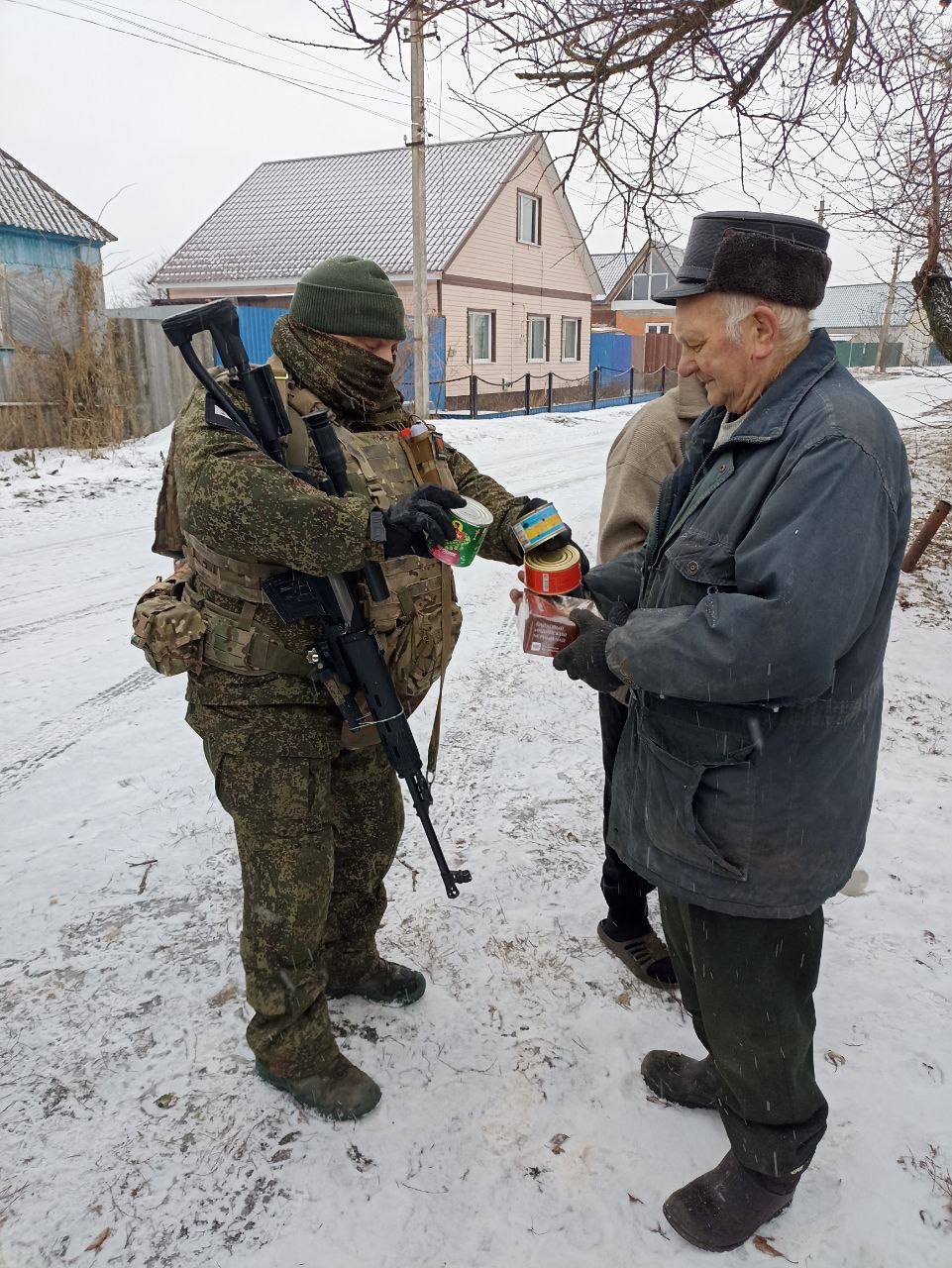 «Барсы» и сотрудники военной полиции раздали жителям поселка Глушково гуманитарную помощь.  Здесь до сих пор живут несколько человек, которые по разным причинам отказываются эвакуироваться. Они, как никто, нуждаются в помощи. Добровольцы отряда «Барс — Курск» передали курянам продукты питания.  Героем может стать каждый. Подробную информацию можно уточнить в военкоматах:  — Железнодорожного округа, ул. 2-я Рабочая, 20, 26-03-50; — Центрального и Сеймского округов, ул. Димитрова, 31, 70-27-02,70-12-25;  Также с вопросами можно обратиться по телефонам: 8-800-101-46-46, +7 4712 70-07-49.  #НовостиКурска