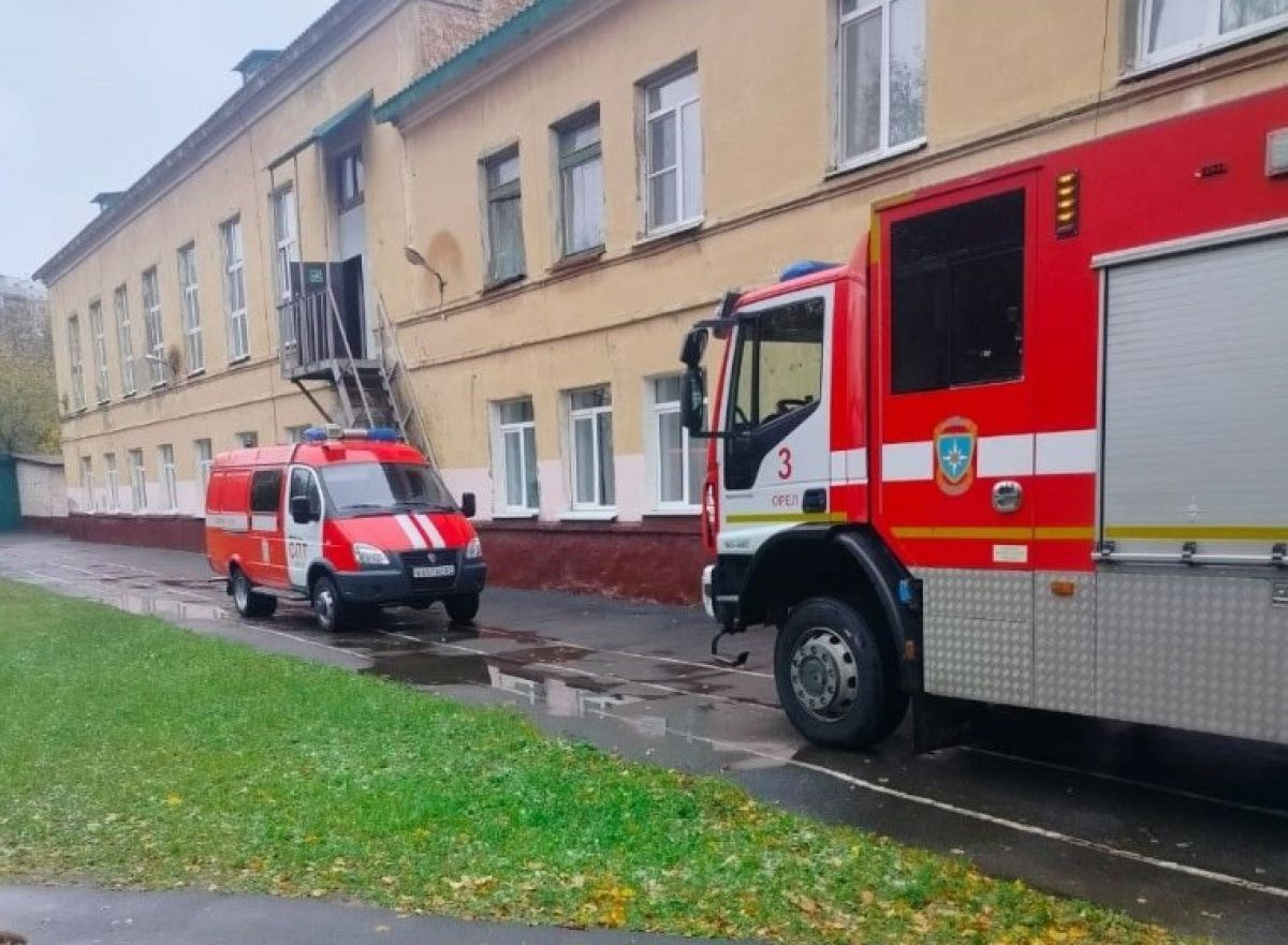 Из орловской школы эвакуировали детей и персонал из-за возгорания в спортзале     Ученикам орловской школы пришлось эвакуироваться из-за возгорания в спортзале. Об этом сообщили в пресс-службе МЧС России по Орловской области.  ↗  Прислать новость   Подписаться