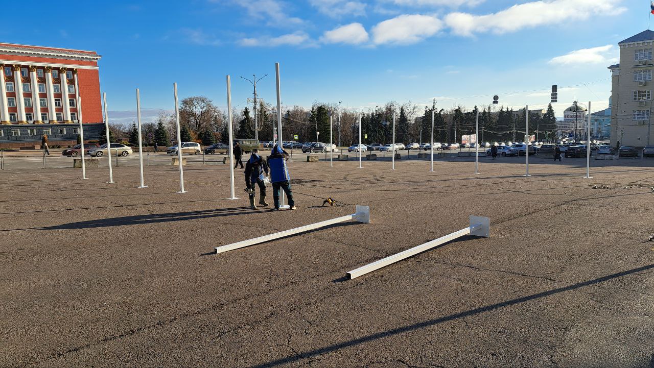 «Красный лес» скоро снова появится на Красной площади в Курске. Работа уже началась, здесь будут светодиодные конструкции в виде ёлочного шара и подарка, а также гирлянды белт-лайт. На выходных участок площади перекрыли для движения транспорта, сообщили в мэрии.  Фото: ТРК «Сейм»