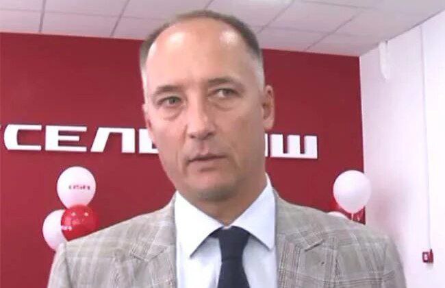 Владелец Ростсельмаша Бабкин чужак из Челябинской области снова ноет и предрёк заводу трехдневную рабочую неделю В 2026 году на ростовском заводе агротехники Ростсельмаш РСМ снова будут вводить неполные рабочие недели О планах руководства сообщает ТАСС со ссылкой на совладельца предприятия Константина Бабкина Будут в следующем году такие периоды когда будем работать три или четыре дня в неделю цитирует агентство своего собеседника Кажется пора снова на завод приехать хакасскому виноделу и миссис 75 Абрамченко Она обещала спасти Ростсельмаш примерно так же как успешно провела мусорную реформу