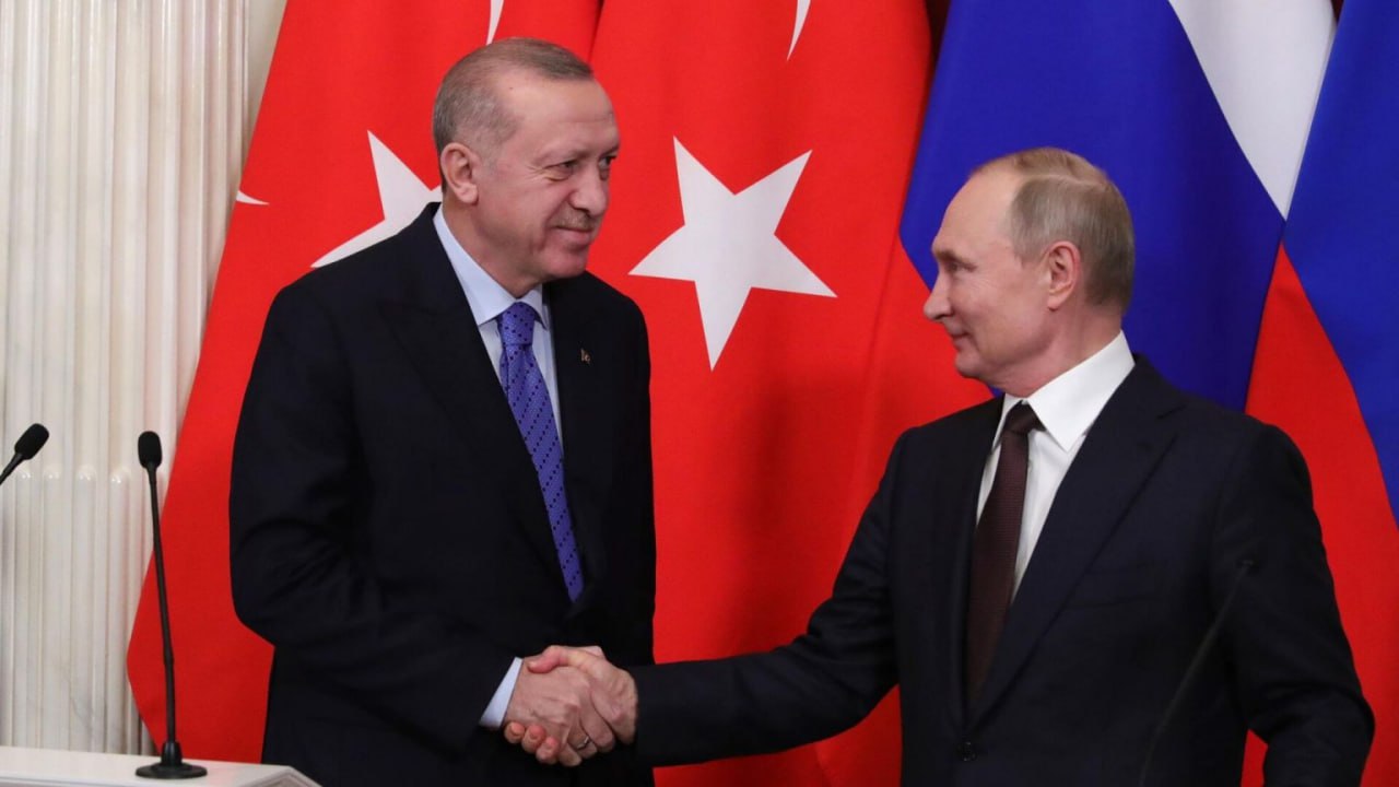Президент Турции Реджеп Тайип Эрдоган провел телефонный разговор с президентом России Владимиром Путиным В ходе беседы обсуждались вопросы двусторонних отношений, а также текущие региональные проблемы. Эрдоган выразил поддержку инициативе Путина по возобновлению мирных переговоров с Украиной в Стамбуле и подтвердил готовность Турции содействовать процессу переговоров с целью достижения долгосрочного мирного урегулирования. Он подчеркнул, что всеобъемлющее прекращение огня могло бы создать оптимальные условия для конструктивных переговоров по миру.