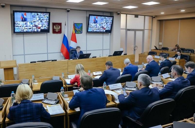 ℹ Сильные дожди и паводки в Приморье привели к подтоплению дорог и изоляции шести сёл Как доложил министр ГОЧС края Александр Златкин, дожди и активное таяние снега на севере привели к переувлажнению почвы и переливам воды через дороги. В данный момент сохраняются подтопления на 10 участках дорог, остаются отрезанными шесть населённых пунктов. Наиболее серьёзная ситуация сложилась в Чугуевском, Анучинском и Партизанском округах. В Чугуевском — подтоплено 33 придомовых территории в Уборке, Новомихайловке и Кокшаровке, нет проезда к Берёзовке и Полынихе. В Анучинском отрезанными остаются сёла Краснояровка и Орлиное. В Партизанском округе уровень воды на реке Партизанская поднялся более чем на три метра, пострадали проезды к сёлам Слинкино и Романовский Ключ. Вчера в населённые пункты привезли продукты, лекарства и детское питание. Отмечается, что в муниципалитете смыто около семи проездов и мостов. По словам главы края, усилия направлены на скорейшее восстановление проезда. Кожемяко поручил нарастить использование сборных мостов и водопропускных труб, а также активизировать расчистку русел рек, чтобы минимизировать ущерб от будущих паводков. Фото: правительство Приморского края PrimaMedia Прислать новость