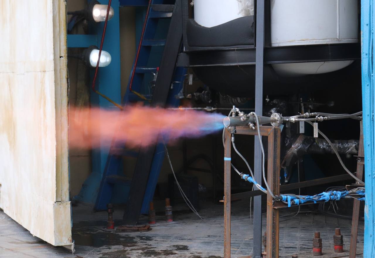 В Конструкторском бюро химавтоматики входящем в состав НПО Энергомаш Госкорпорации Роскосмос успешно проведена первая огневая отработка электроплазменного запального устройства для кислородно метанового ракетного двигателя нового поколения РД 0177М Испытания подтвердили правильность принятых инженерно конструкторских решений что позволяет перейти к следующему этапу передаче запальника для сборки первого опытного экземпляра двигателя Как сообщили в Роскосмосе с помощью данного устройства обеспечивается воспламенение компонентов топлива в газогенераторе двигателя что является ключевым элементом системы запуска и стабильной работы силовой установки Технология электроплазменного зажигания отличается повышенной надёжностью и безопасностью а также обеспечивает многократное использование без необходимости замены основных узлов До конца текущего года планируется провести огневые испытания ещё трёх аналогичных запальных устройств что позволит завершить цикл стендовых проверок и приступить к сборке полной опытной партии двигателей Кислородно метановый двигатель РД 0177М создаётся в рамках программы разработки перспективной многоразовой ракеты Амур СПГ Этот проект считается одним из ключевых направлений развития российской космической отрасли ориентированной на снижение стоимости выведения грузов на орбиту Роскосмос отмечает что работы над двигателем ведутся в соответствии с графиком а результаты испытаний подтверждают высокий уровень отечественной инженерной школы и потенциал российской ракетно космической промышленности Читай в Max Читай в Telegram Смотри на RUTUBE