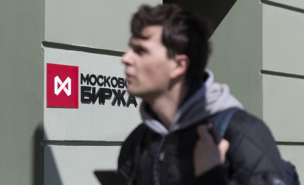 Московская биржа планирует обжаловать в Верховным суде решение об изъятии бумаг Соликамского магниевого завода СМЗ у частных инвесторов Об этом журналистам сообщила управляющий директор по взаимодействию с эмитентами и органами власти Мосбиржи Елена Курицына До конца года мы планируем обжаловать кассационное решение по СМЗ попросив оставить в силе решение апелляционной инстанции признавшей законными владельцами миноритариев купивших акции на организованных торгах сказала Курицына в ответ на вопрос о ходе дела Соликамский магниевый завод предприятие в Пермском крае В 1992 году оно было приватизировано а через 30 лет в августе 2022 го Генпрокуратура подала иск о признании сделки незаконной Суд первой инстанции встал на сторону истца и постановил изъять акции СМЗ в пользу государства Дело стало прецедентным для российского рынка так как впервые у инвесторов были изъяты акции купленные на бирже а не в ходе прямых сделок 10 6 В октябре прошел третий раунд спора вокруг акций СМЗ решение об изъятии акций у инвесторов было поддержано кассационным судом После этого группа инвесторов миноритариев а также ЦБ обратились для обжалования решения в Верховный суд Фото Михаил Гребенщиков РБК РБК в Telegram и MAX