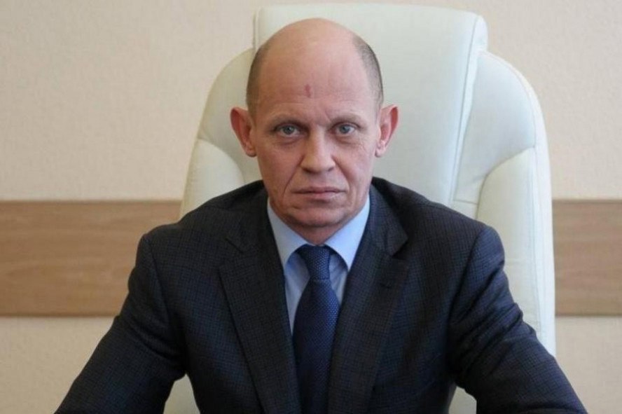 Суд оправдал экс-министра здравоохранения Тамбовской области по делу о незаконной охоте В Тамбовской области вынесен приговор по уголовному делу о незаконной охоте на косуль. Двое фигурантов признаны виновными в незаконной охоте, им назначено наказание в виде штрафа в размере 100 тысяч и 150 тысяч рублей в доход государства. Еще один фигурант уголовного дела оправдан судом за отсутствие состава преступления. Как сообщил источник ИА "Онлайн Тамбов.ру", речь идет о бывшем и.о. министра здравоохранения Тамбовской области Алексее Овчинникове. В суде установлено, что в феврале 2024 года на территории Первомайского округа подсудимые незаконно осуществили добычу, первичную переработку и транспортировку с применением механических транспортных средств европейской косули. Таким образом, министерству экологии и природных ресурсов Тамбовской области был причинен ущерб в размере 40 тысяч рублей, сообщает прокуратура Тамбовской области. Автомобили "Lada 212140" и "Toyota Camry" были остановлены на 360 км автодороги Р-22 "Каспий" сотрудниками ОСБ ДПС ГИБДД УМВД России по Тамбовской области. При досмотре машин были обнаружены мясо и внутренние органы незаконно добытого животного. www.onlinetambov.ru Мой Тамбов