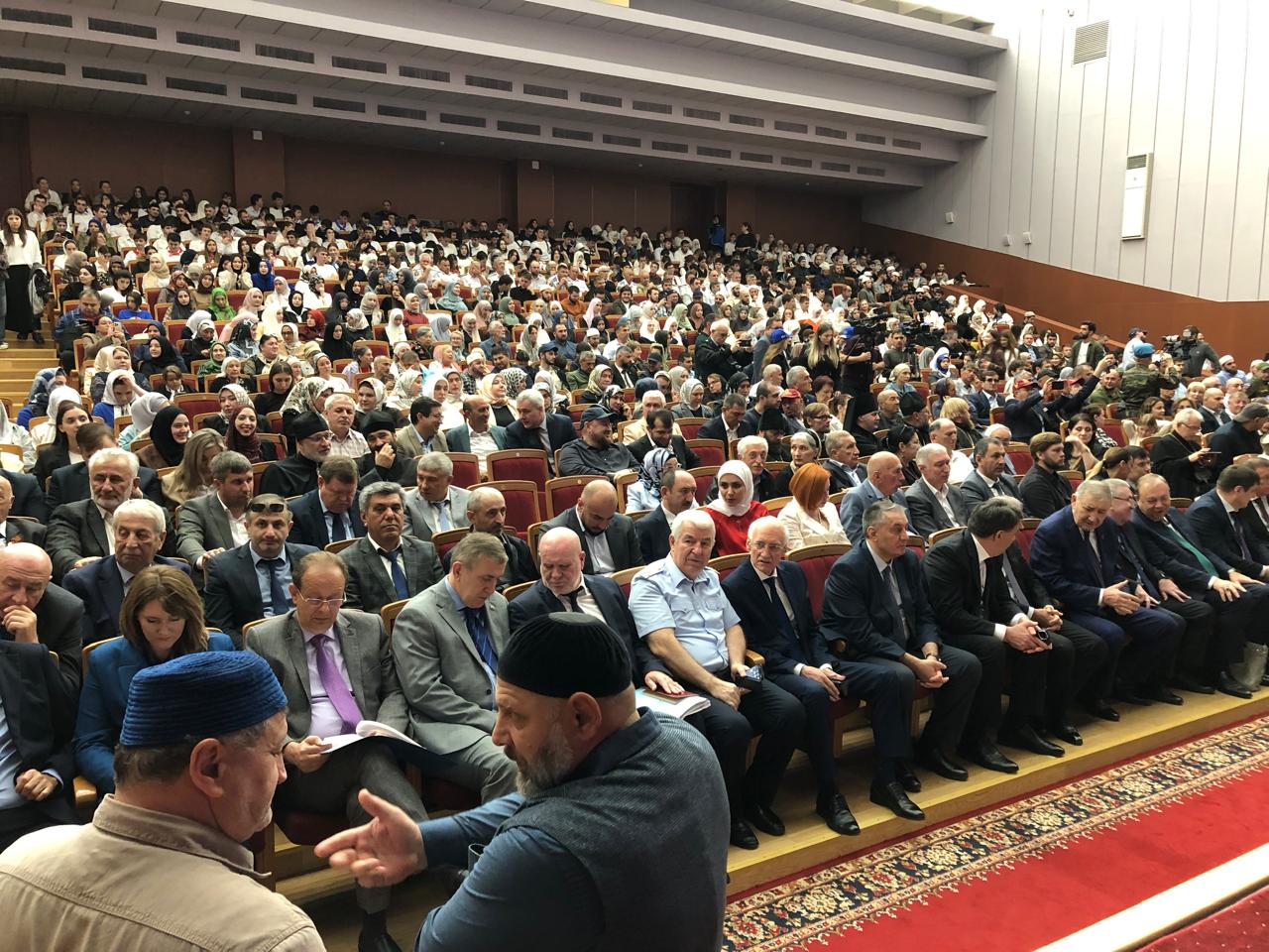 В Махачкале проходит расширенное заседание Совета при главе Дагестана по межнациональным и межконфессиональным отношениям Для участия в мероприятии в Дагестан прибыл начальник департамента по религиозным взаимодействиям управления президента России по внутренней политике Евгений Еремин До начала мероприятия собравшиеся посмотрели фильм Петра Павлова Кавказ сегодня и завтра о религиозных деятелях Северного Кавказа Он снят кинокомпанией Наследие при поддержке Сергея Меликова и президентского фонда поддержки культурных инициатив Фото Альберт Мехтиханов