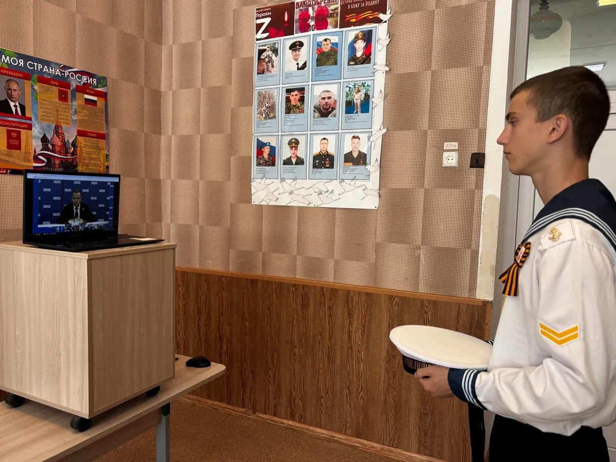 Дмитрий Медведев исполнит мечту кадетов из Геническа побывать на главном военно-морском параде в Санкт-Петербурге в День ВМФ С просьбой организовать поездку на парад к председателю партии "Единая Россия" на личном приеме граждан обратился учащийся кадетского класса Кирилл Налиткин. Он рассказал, что отпраздновать День ВМФ на параде в Северной столице — давняя мечта всех воспитанников кадетского класса. "Я дам указания своим коллегам по партии, переговорим с губернатором, чтобы отправить вас всех для того, чтобы вы смогли посмотреть парад", — заявил Дмитрий Медведев. ПОДПИСАТЬСЯ НА ТАВРИЮ