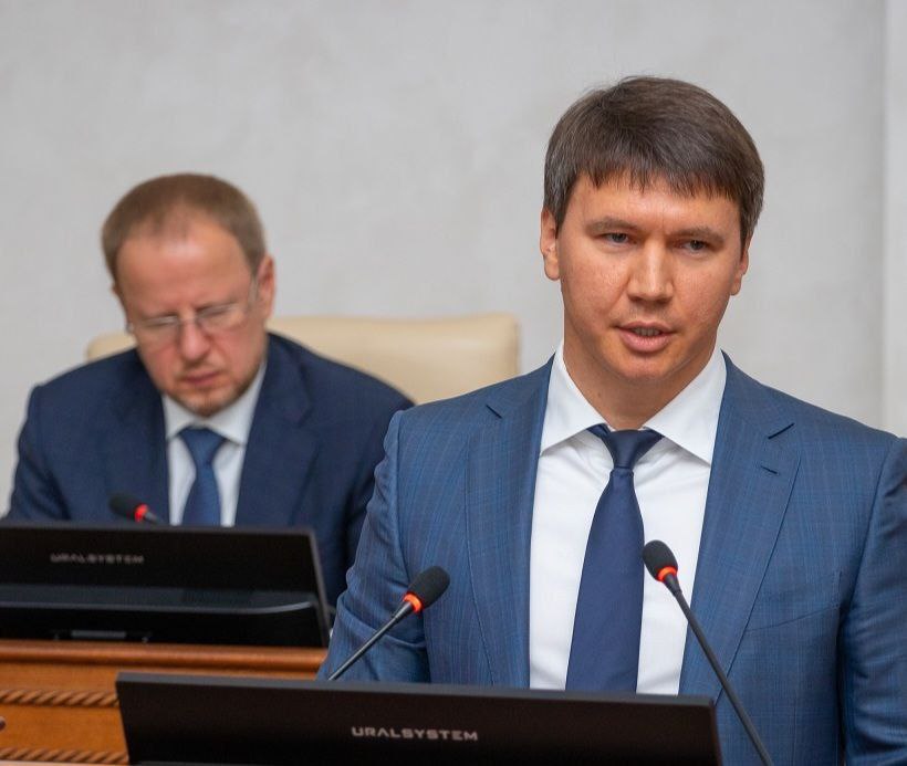 Стало известно о задержании бывшего начальника управления имущественных отношений Алтайского края Александра Теплова Это создает негативные последствия для имиджа главы региона Виктора Томенко Теплов работал в тесной связке с одним из ключевых членов команды губернатора его замом выходцем из Красноярска Иваном Кибардиным который был задержан в Москве 17 мая 2024 года обвиняется в получении многомиллионной взятки В околополитических кругах обсуждаются многочисленные коррупционные схемы Кибардина и Теплова в которые могли быть вовлечены и другие высокопоставленные фигуры Фамилии последних если станут достоянием общественности могут вызвать особый резонанс Возможность расширения дела включающего других представителей региональной элиты создает постоянную репутационную угрозу для краевой власти Подписывайтесь на Политкор22