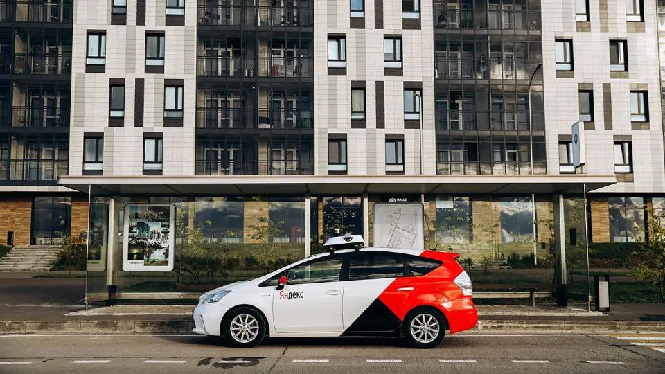 Россияне поддерживают развитие автономного транспорта.  Почти все граждане нашей страны  95%  считают необходимым развитие автономных технологий. Основные ожидания связаны с заменой человека на опасных работах  81% , ускорением производства и логистики  69%  и ростом производительности труда  64% .    Наиболее известные технологии — роботы-доставщики  77% , беспилотные автомобили  69%  и промышленные роботы  59% . По мнению россиян, автономный транспорт приведет к развитию смежных технологий  44% , удешевлению доставки  37%  и улучшению мобильности малоподвижных групп  30% .    Автономный транспорт — это не просто новые машины, а драйвер технологического прогресса, который меняет всю инфраструктуру,  — отметил эксперт ВЦИОМ Алексей Петров.    Среди лидеров рынка россияне чаще всего называют Яндекс  34% , Tesla  12%  и КамАЗ  11% .