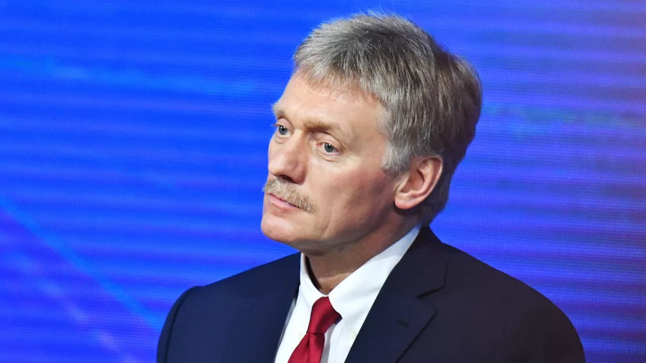 Заявления Дмитрия Пескова: Ситуация конфликта Израиля и Ирана идет по пути галопирующей эскалации, уровень ее непредсказуемости абсолютный; Кремль призывает Израиль и Иран к максимальной сдержанности, чтобы потом перейти на мирный трек урегулирования; Россия сейчас видит нежелание Израиля выходить на мирный трек урегулирования конфликта с Ираном и обращаться за посредничеством в этом; Посольство в Тегеране проводит большую координирующую работу в вопросе эвакуации россиян из Ирана; Для всех россиян в Иране, которые хотят покинуть страну, обеспечивается возможность эвакуации; Россия признательна Азербайджану за то, что страна создает благоприятные условия для эвакуации россиян из Ирана; В Кремле согласны со словами Трампа о том, что исключение России из G8 было большой ошибкой; G7 потеряла свое прикладное значение, выглядит весьма блекло и достаточно бесполезно; Россия полностью выполнила обещания, согласованные в ходе переговоров с Украиной в Стамбуле; В ближайшие дни наступит черед выхода на понимание о возможных сроках продолжения работы по украинскому направлению; Понимания о следующем раунде переговоров с Украиной пока нет. Фото: Наталья Селиверстова / РИА Новости