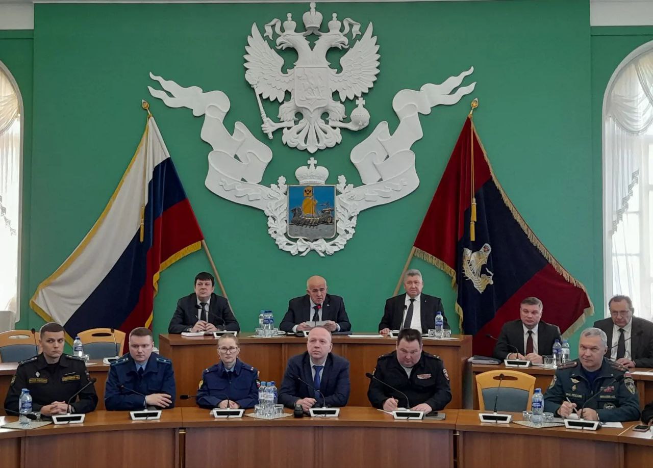 ЕженедельноеСовещание КостромскаяОбласть Сергей Ситников проводит еженедельное совещание В повестке исполнение поручения губернатора по организации конкурса на лучшее новогоднее оформление и подготовка к проведению новогодних и рождественских мероприятий в муниципалитах Также участники обсудят итоги работы Многофункциональных центров по предоставлению услуг гражданам