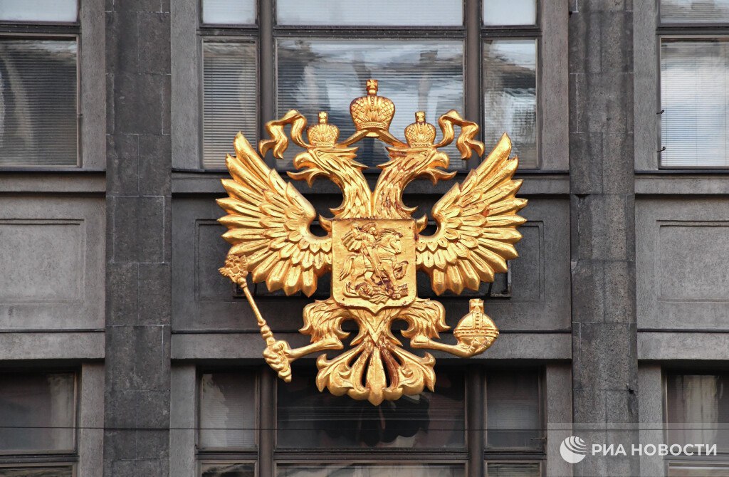 Путин подписал закон о крестах на гербе России Малые короны большая корона и держава увенчаны прямыми равноконечными четырехконечными крестами с расширяющимися концами В сопроводительных документах отмечается что изменения позволят предотвратить искажение одного из официальных символов Российской Федерации Подписаться на РИА Новости