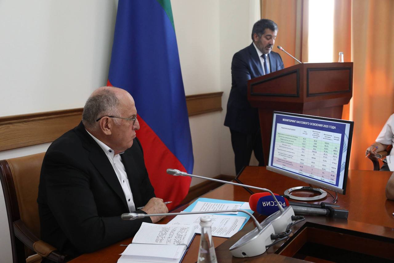 Строительство и ремонт более 300 объектов ведется в Дагестане в рамках нацпроектов в 2025 году из них вводу в текущем году подлежат 298 объектов, на это предусмотрено более 14 млрд рублей. О ходе реализации нацпроектов на территории Дагестана в 2025 году по итогам первого полугодия в ходе Заседания президиума Совета при Главе РД по стратегическому развитию и проектной деятельности премьер-министру республики Абдулмуслиму Абдулмуслимову доложил глава Минэкономразвития РД Гаджи Султанов. По словам министра, на сегодняшний день в Дагестане уже законтрактовано 86%. Так, в рамках регионального проекта «Модернизация первичного звена здравоохранения» в 2025 году запланировано создание 45 объектов здравоохранения и капремонт 76 медучреждений, создание центра специализированной экстренной медпомощи ГКБ РКБ ; По проекту «Формирование комфортной городской среды» - благоустройство 134 территорий, строительство 4 объектов водоснабжения, строительство подъездной автомобильной дороги к Махачкалинскому морторгпорту и приведение в нормативное состояние 23 автодорог; В рамках проекта «Все лучшее детям» и «Профессионалитет» - строительство 2 школ на 1200 уч. мест в мкр Южный г. Дербент и на 800 уч.мест в пос.Шамилькала, а также капремонт зданий 9 общеобразовательных организаций и 2 зданий ДГУНХ; По нацпроекту «Семья» предусмотрено строительство 6 объектов дошкольного образования: 5 в г.Дербенте и 1 в г. Каспийске, а также капремонт 2 зданий ДОУ в г. Дагогни и Избербаше; строительство 3 женских консультаций в Новолакском, Сергокалинском и Кайтагскос районах. Абдулмуслим Абдулмуслимов обратил внимание руководителей ОИВ на необходимость соблюдения подрядчиками плановых сроков ввода объектов капстроительства в эксплуатацию.