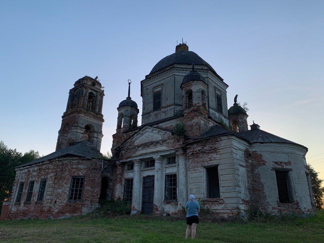 В России 1 395 объектов культурного наследия, включая 600 церквей, находятся в аварийном состоянии, а их реставрация потребует 2 трлн рублей — средств, которых в бюджете нет.  Сенаторы предложили необычный способ сохранения разрушающихся исторических зданий — консервацию с помощью фанеры и временных кровель.   Не все памятники нужно срочно реставрировать, заявил сенатор Игорь Тресков. В приоритете объекты на туристических маршрутах, а заброшенные церкви в глухих деревнях можно законсервировать для потомков. Замминистра культуры Владимир Осинцев поддержал идею, предложив даже снабжать такие объекты QR-кодами.  Пока власти ищут инвесторов  некоторые объекты не находят покупателей даже за 1 рубль , сенаторы советуют срочно заколачивать окна и двери исторических зданий, чтобы остановить их разрушение. Особенно остро проблема стоит в городах Золотого кольца, где сосредоточено большинство аварийных памятников.