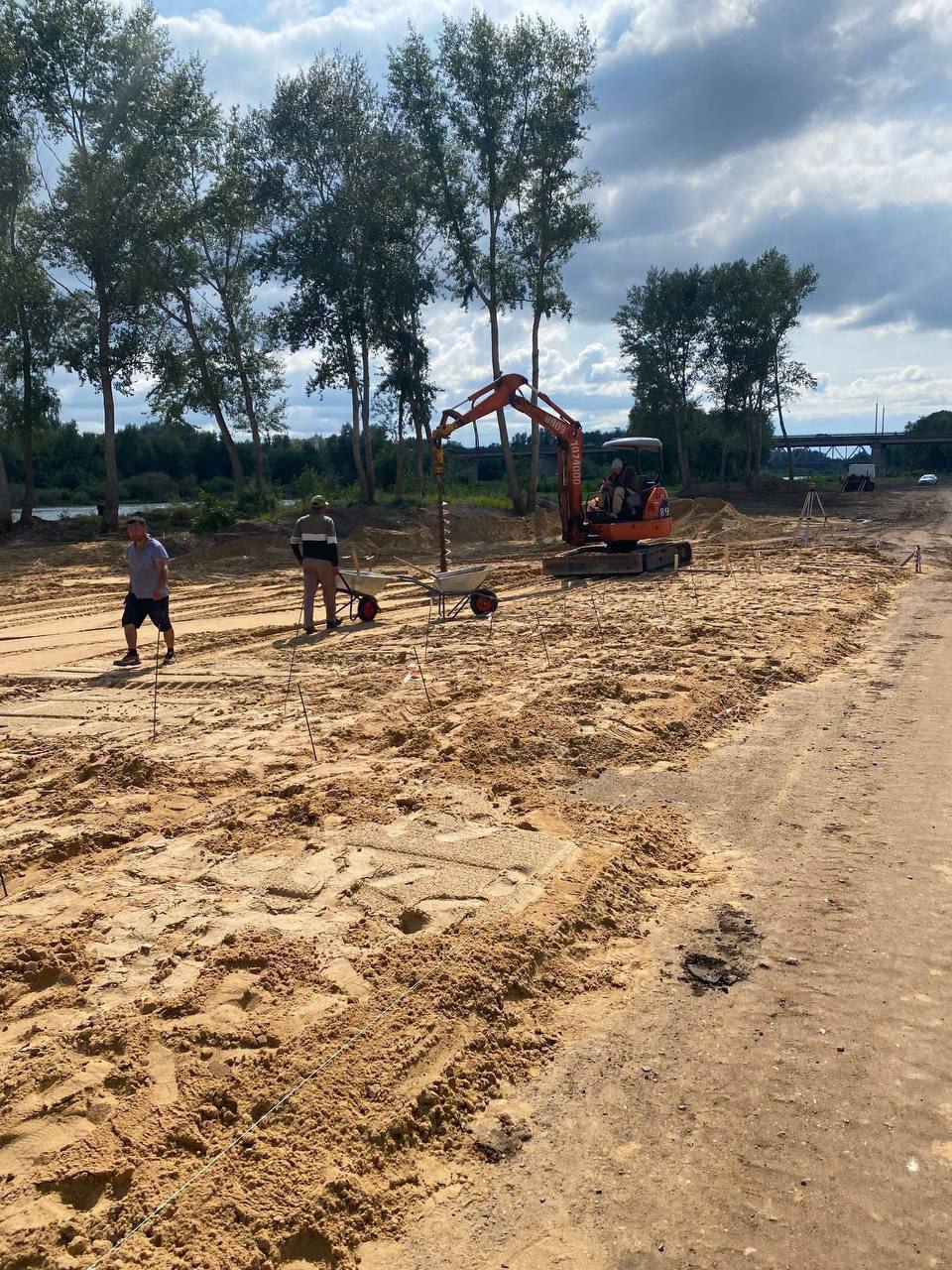 Завершается благоустройство городского пляжа в Оренбурге Работы по созданию городского пляжа в районе автомобильного моста в Оренбурге близятся к концу. В этом году пляж расположится около памп-трека, станет местом отдыха горожан и гостей города. Подрядная организация ООО «Новый век», ответственная за благоустройство, выполнила следующие мероприятия: - Завезён и равномерно распределён песок, обеспечив комфорт для посетителей. - Установлены забор из досок и брусков для ограждения территории. - Размещены лежаки с теневыми навесами, всего установлено около 30 единиц. - Организованы места для личной гигиены — оборудованы биотуалеты, душевые кабины и раздевалки. - Проведена установка спасательных вышек и буйкового ограждения. Внимание уделено детским зонам. - Поставлены флагштоки с сигнальными флагами для информирования отдыхающих о состоянии водоёма. Спасательные службы провели обследование акватории, включающее проверку глубины, состояния дна и наличия опасных факторов. По результатам исследования состояние дна признано безопасным для купания. Официальное открытие запланировано сразу после утверждения результатов исследований качества воды и песка сотрудниками Роспотребнадзора. После начала работы пляж будут охранять профессиональные спасатели, обеспечивая безопасность каждого посетителя. Фото: администрация Оренбурга
