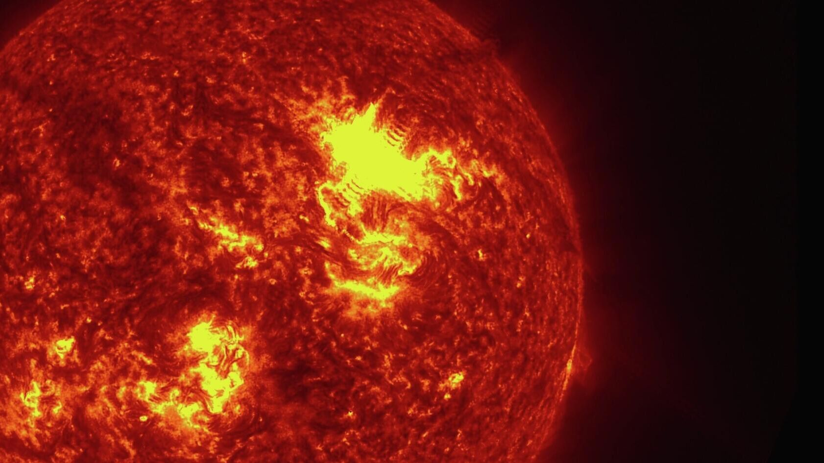 Быстрый рост активной области на Солнце может спровоцировать магнитные бури на Земле сообщили в Лаборатории солнечной астрономии ИКИ РАН Активный центр исключительно быстро растёт и соответственно накачивает корону в этой области Солнца энергией от которой в свою очередь корона пытается всеми силами избавиться в виде вспышек Собственно весь прогноз активности сводится к вопросу когда прекратится рост активной группы Если это не случится до завтра то со второй половины завтрашнего дня происходящие здесь вспышки начнут бить уже по Земле говорится в публикации в Telegram канале По словам ученых точного прогноза пока нет и узнать что там сейчас происходит на глубине 100 200 тысяч километров не представляется возможным В воскресенье Солнце породило вторую с начала года вспышку максимального класса Х четыре обычные класса С и семь сильных класса М Единственный до сегодняшнего дня зарегистрированный в 2026 году всплеск активности максимального класса Х был 18 января