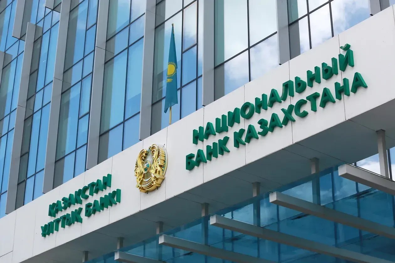 Национальный банк Казахстана сформировал крипторезерв в структуре золотовалютных активов и планирует начать инвестировать в цифровые финансовые инструменты в этом году сообщает Интерфакс со ссылкой на главу ЦБ Тимура Сулейменова Ведомство планирует вложить 300 млн При этом он также отметил что Нацбанк не будет спешить с инвестициями а начнет их вкладывать только при наличии доходных активов Сулейменов допустил что регулятор может ограничиться 50 млн 100 млн или 250 млн jkinvest news jkinvest