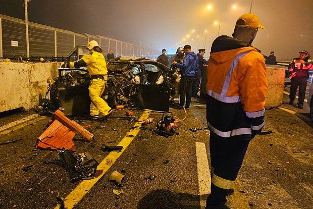 МВД Двое взрослых погибли в ДТП на Крымском мосту двое детей госпитализированы На автомобильной части Крымского моста автодороги Новороссийск Керчь произошло смертельное дорожно транспортное происшествие в котором погибли водитель и пассажир Также были госпитализированы двое детей передает официальный Telegram канал МВД по Республике Крым Фото МВД Крым Telegram На кадрах видно что от автомобиля осталась лишь груда металла погибшим и пострадавшим не помогли даже подушки безопасности На месте работают все спасательные службы Фото МВД Крым Telegram По предварительной информации авария случилась 8 ноября около 20 50 Мужчина управляя автомобилем Mercedes двигаясь со стороны Тамани решил опередить пассажирский автобус Краснодар Севастополь Водитель не справился с упр Подробнее