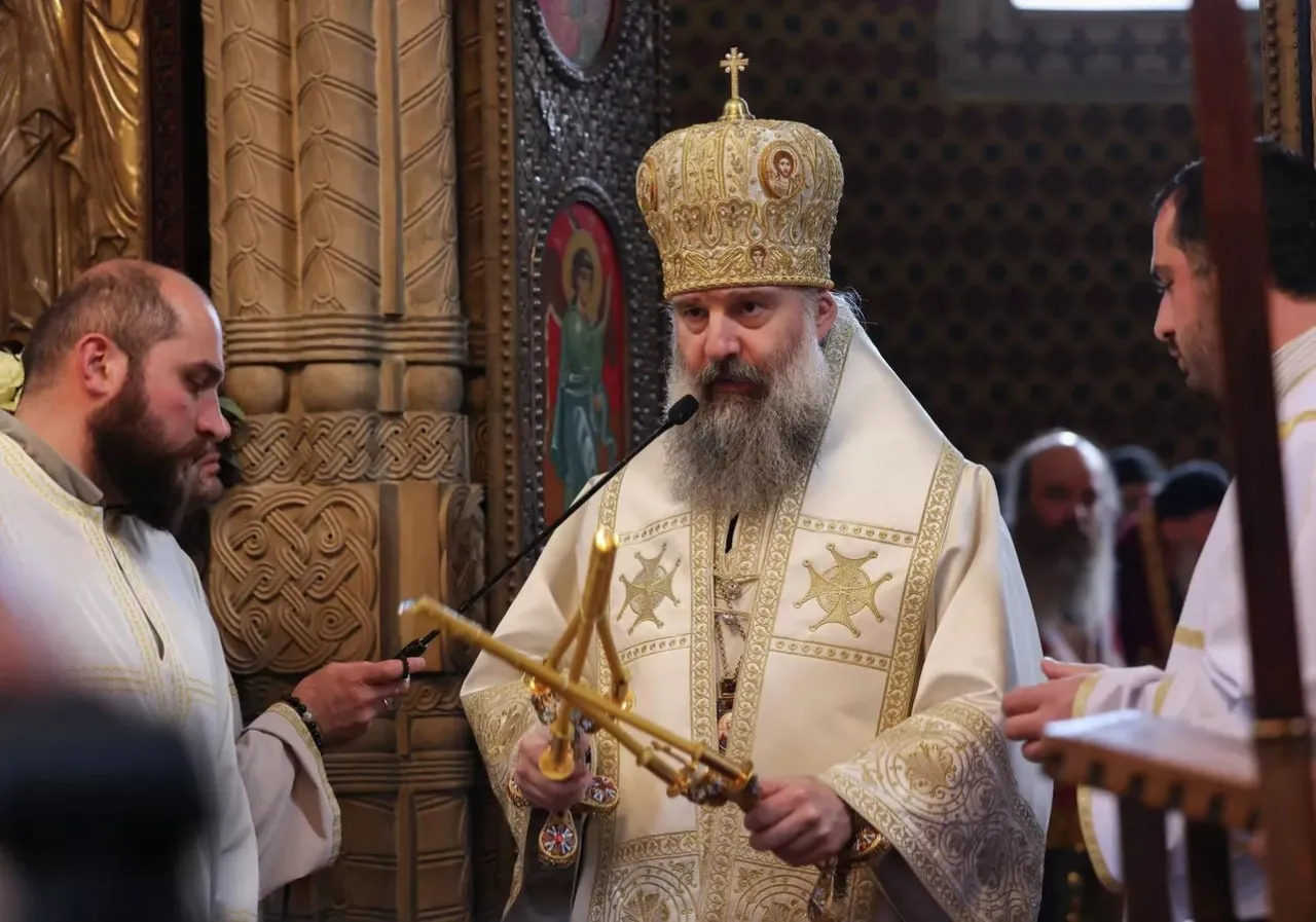 Имя нового Католикоса Патриарха Всея Грузии станет известно 11 мая Местоблюститель патриаршего престола митрополит Шио призвал духовенство и верующих усилить молитвы перед голосованием Чтобы возглавить Грузинскую православную церковь кандидату необходимо получить большинство голосов 34 членов Священного синода Напомним что самый большой шанс занять патриарший престол принадлежит самому Шио так как его видел своим преемником сам Илия Второй Tbilisi Long Stay в Телеграм Инстаграм ТикТок