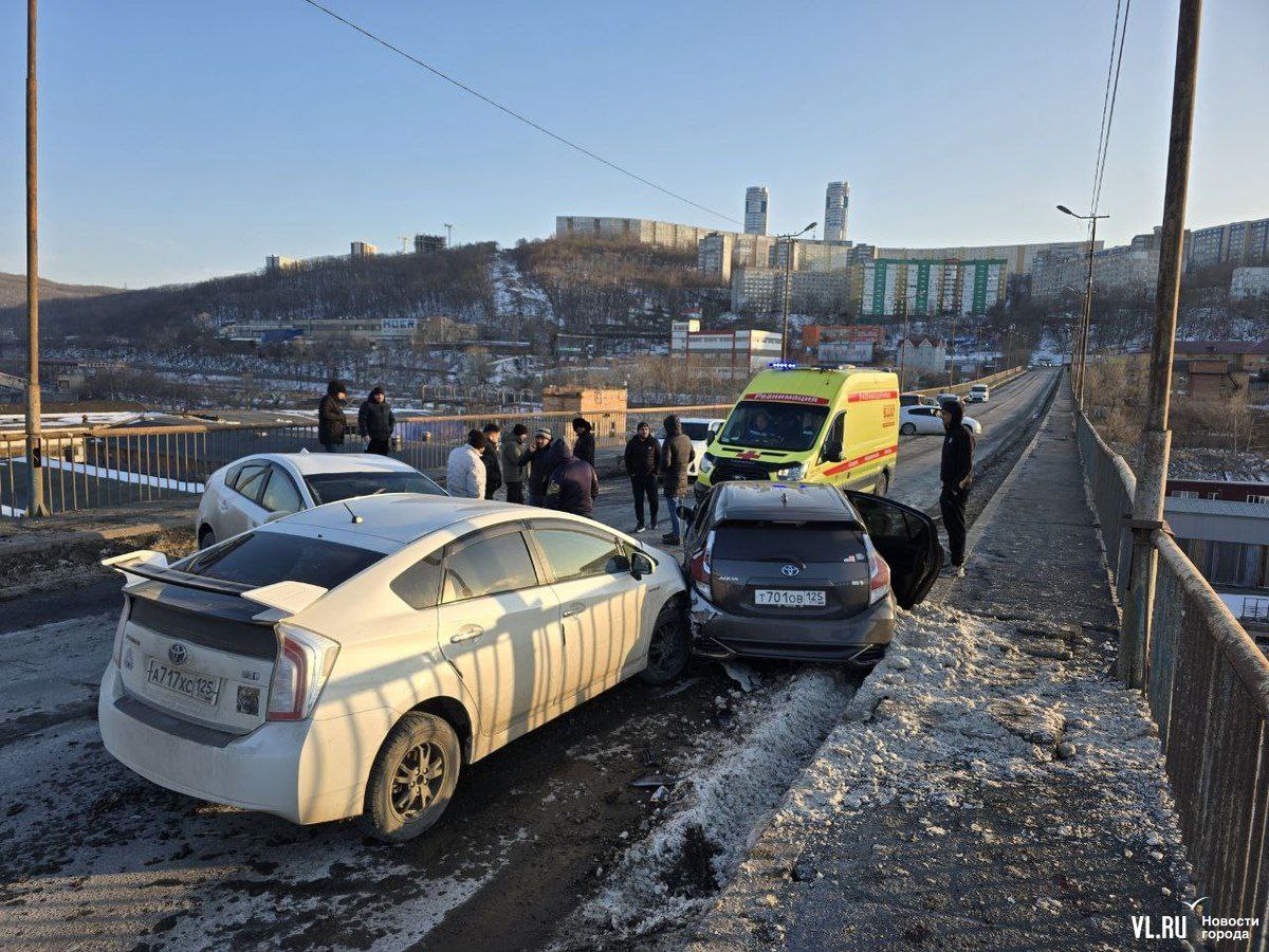 Некоторые автомобилисты не спешат покидать Рудневский мост, видимо, надеются, что аварию растащат быстрее, чем стоять в пробках. Но повреждения у автомобилей серьезные. Особенно досталось Aqua, в ней пострадал пассажир. Салон авто завален осколками стёкол, на сиденье есть кровь. Похоже, что все три водителя – представители ближнего зарубежья, между собой спорят не на русском языке. Не понятно пока, кто виноват и есть ли по этому поводу согласие. На место приехала скорая, спасатели и полиция.