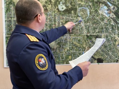 В Свердловской области пресечена деятельность этнической преступной группы, подозреваемой в убийствах. Об этом сообщает пресс-служба СКР РФ по Свердловской области.  Следователи расследуют уголовное дело по статьям об убийстве и покушении на убийство по найму, а также убийстве группой лиц по сговору. Наказание за совершение наиболее тяжкого из этих преступлений предполагает вплоть до пожизненного лишения свободы.  По версии следствия, участники группы причастны к преступлениям в Екатеринбурге, совершенных в 2001, 2010 и 2011 годах. Несколько подозреваемых уже дали признательные показания. По местам их проживания проведены обыски. Решается вопрос об избрании меры пресечения в виде заключения под стражу. Следователи продолжают сбор доказательств. Подозреваемых проверяют на причастность к другим преступлениям.  В СКР и МВД сообщили, что вчера в Екатеринбурге проведен комплекс мероприятий в рамках расследования уголовных дел прошлых лет. По данным СМИ, в городе задержали почти 50 азербайджанцев. Один из главных подозреваемых умер, когда к нему пришли полиция и спецназ: мужчине стало плохо с сердцем. Баку выразил протест в связи с задержанием азербайджанцев и призвал провести расследование.