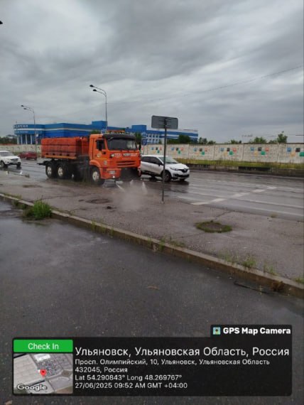 В Ульяновске в выходные дни городские службы косили траву и мыли тротуары с дорогами 29 июня выполнялось механизированное подметание проезжей части бульвара Пластова, проспекта Нариманова, Московского шоссе, улиц Красноармейской, Локомотивной, Стахановской, Рябикова, Отрадной, Пушкарёва, Белинского, Ипподромной, Промышленной, Автозаводской и Ефремова Помывка дорог велась на Сельдинском шоссе, Олимпийском, Нариманова, Юности, Ипподромной, Марата, Минаева, Кузнецова, Спасской, Красноармейской и Орлова, а тротуаров - на Карла Маркса и Радищева Рабочие МБУ «Дорремстрой» приводили в порядок остановки на улицах Рябикова и Архитектора Шодэ, очищали дождеприёмники на улице Артёма, вывозили смёт с Локомотивной и Амурской, а также занимались подготовкой парковочной площадки на Хрустальной, 42 и ремонтом тротуара на Жуковского. В деревне Погребы велась планировка дороги Покос травы проводили МБУ «Дорремстрой», «Городской центр по благоустройству и озеленению» и МУП «Ульяновскэлектротранс». Работы были организованы на развилке к Президентскому мосту, улицах Репина, Варейкиса, Юности, Генерала Кашубы, Брестской, проезде Максимова, у школы № 55 На чётной стороне улицы Гончарова, ближе к Центробанку, завезли грунт для дальнейшего оформления газона