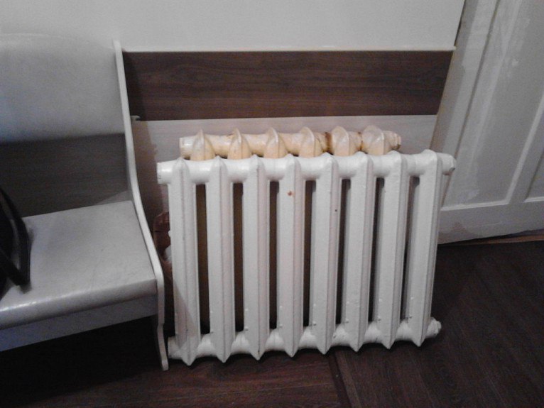 У ТГК 14 в Чите навернулась ТЭЦ 2 Жильцы домов на улице Промышленной в Чите пожаловались что батареи в квартирах чуть теплые и дома холодно В ТГК 14 сообщили что это связано с серьезными технологическими проблемами на ТЭЦ 2 Житель дома 37 в 1 м микрорайоне рассказал что есть проблема с отоплением в ТГК 14 ему сказали что не могут починить какой то котел Батареи в квартирах еле теплые Дети спят в теплых пижамах и носках А это только минус 30 градусов Что будет при минус 40 непонятно Температура по дому от 17 до 20 градусов сообщают читинцы Бурятия Подробнее в Номер один Сообщить нам свою новость можно по кнопке Письмо в редакцию