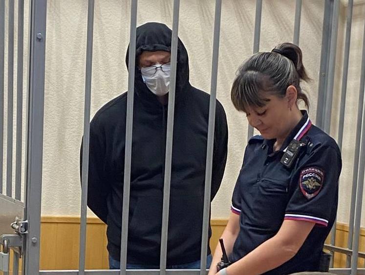 1  2  3  4  Приговор Котику Железнодорожный районный суд г Екатеринбурга вынес приговор по уголовному делу в отношении бывшего сотрудника милиции Константина Котика обвиняемого в убийстве с особой жестокостью в составе ОПГ Котик обвинялся в совершении преступлений предусмотренных п п а д ж з к ч 2 ст 105 УК РФ Убийство двух или более лиц по найму совершённое с особой жестокостью сопряжённое с разбоем и бандитизмом группой лиц группой лиц по предварительному сговору с целью скрыть другое преступление   Суд установил что Константин Котик был членом преступной группы в которую входили в том числе действующие сотрудники милиции Всего на счету ОПГ 11 убийств разбойные нападения незаконный оборот оружия и боеприпасов Котик признан виновным в четырёх преступных эпизодах в том числе осенью 1999 года стражи порядка пытаясь получить информацию о сбытчике наркотических веществ жестоко убили трёх человек в лесном массиве Летом 2000 года злоумышленники убили заявившего на сотрудников милиции человека а также двух очевидцев третьему очевидцу расправы удалось выжить Подсудимый полностью признал вину и заключил досудебное соглашение о сотрудничестве это позволило ему избежать максимального наказания предусмотренного санкцией статьи уголовного закона С учетом всех обстоятельств суд признал Котика виновным в инкриминируемых преступлениях и назначил ему наказание в виде 8 лет лишения свободы с отбыванием в исправительной колонии строгого режима Также удовлетворены гражданские иски потерпевших Приговор вступит в законную силу через 15 суток если не будет обжалован сторонами  P S Уголовные дела в отношении других предполагаемых участников ОПГ были выделены в отдельные производства В отношении некоторых уже состоялись приговоры фото Железнодорожный районный суд г Екатеринбурга Железнодорожный районный суд Екатеринбурга