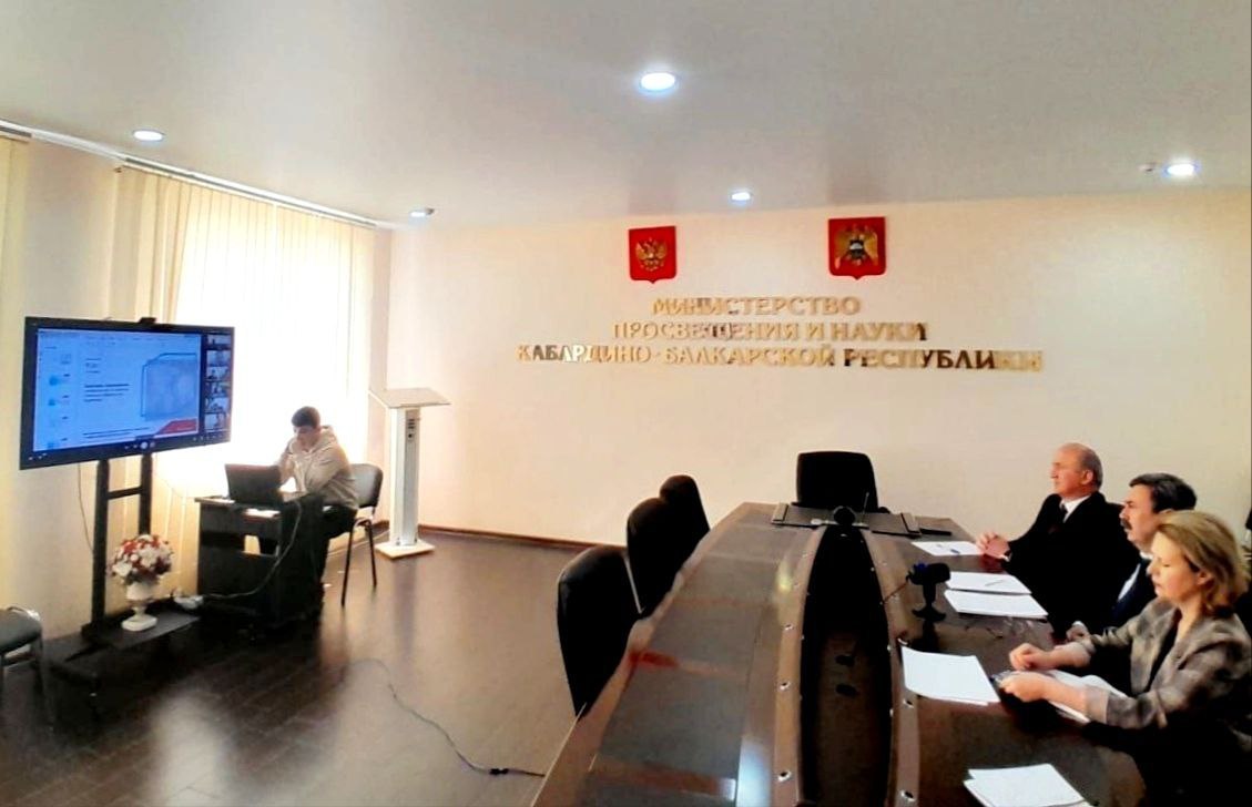 В Кабардино-Балкарии откроются агротехнологические классы в рамках национального проекта «Технологическое обеспечение продовольственной безопасности». В Министерстве просвещения и науки КБР состоялось совещание по вопросам развития аграрного образования в республике. В совещании приняли участие представители Национально исследовательского центра «Курчатовский институт», Министерства сельского хозяйства КБР, Кабардино-Балкарского государственного аграрного университета имени В.М. Кокова, органов управления образованием местных администраций муниципальных районов и городских округов республики и образовательных организаций КБР. На совещании обсуждались мероприятия по открытию в республике профильных агротехнологических классов и предложения АНО «Центр развития образования «Интеграция» по их развитию, а также вопросы организации повышения квалификации и научно-методического сопровождения педагогов и организаторов классов. Участники встречи обсудили проведение профориентационных форумов «Про Агро» и профильных научных смен для одарённых школьников по направлениям АПК, региональной олимпиады «Иннагрика» для школьников республики. Также говорили о мерах, направленных на развитие среднего профессионального образования в республике. Агротехнологический профиль обучения стартует в российских школах с 1 сентября 2025 года. В классах предусмотрено углубленное изучение физики, химии, биологии и математики с акцентом на аграрные задачи и современные технологии в сельском хозяйстве. Агротехнологические классы создаются в рамках инициативы «Кадры в АПК» национального проекта «Технологическое обеспечение продовольственной безопасности».