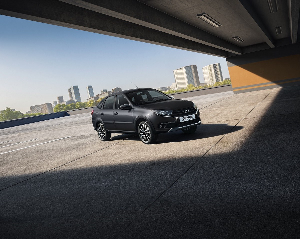 Лада Гранта Active Cross – от 1 185 000 рублей АвтоВАЗ начал продажи лифтбеков Гранта Active Cross. Эта версия отличается увеличенным до 198 мм клиренсом и защитным пластиковым обвесом кузова. Active Cross оснащают моторами 1.6 90 или 106 л.с. и 5-ступенчатой механической коробкой. В базовой комплектации – две подушки безопасности, кондиционер, обогрев передних сидений, аудиосистема и другие опции. Базовая 90-сильная машина стоит 1 185 000 рублей, а 106-сильная с мультимедийной системой EnjoY Pro, камерой заднего вида, парктроником, обогревом лобового стекла и противотуманками — от 1 370 000 рублей.