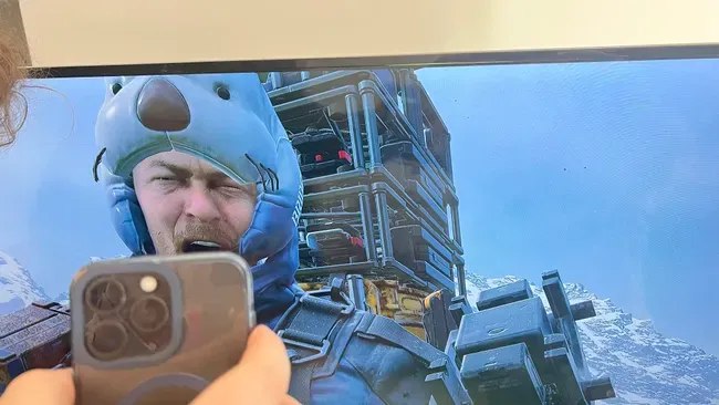 Британцы обходят возрастную верификацию Discord с помощью фоторежима Death Stranding  В Великобритании вступил в силу новый закон об онлайн-безопасности  Online Safety Act , который требует строгой проверки возраста для доступа к взрослому контенту в интернете.