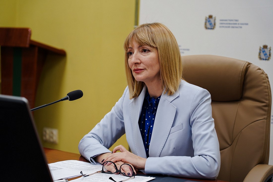 Бывший министр образования Курской области Наталия Бастрикова заняла аналогичную должность в Кировской области На новую должность Наталию Бастрикову рекомендовало Министерство просвещения Российской Федерации. «Я лично общался с министром просвещения Сергеем Кравцовым, и он высоко оценил работу Наталии Александровны», — отметил глава Кировской области Александр Соколов.