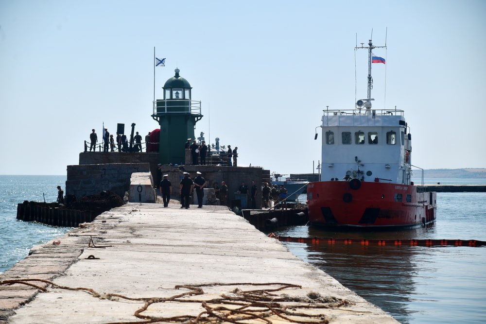 В ДНР разрабатывают пятилетний план развития Мариупольского морского порта В частности планируется открыть морской пункт пропуска через государственную границу Об этом сообщил Глава ДНР Денис Пушилин Объект удобен с точки зрения логистики которая выстраивается через Азовское море ставшее уже внутренним российским отметил он По итогам прошлого года мощность морского порта в Мариуполе достигла 4 2 млн тонн Уже выполнены ремонтные дноуглубительные работы ведется капитальный ремонт объектов порта Фото Администрация Главы ДНР vsednrru