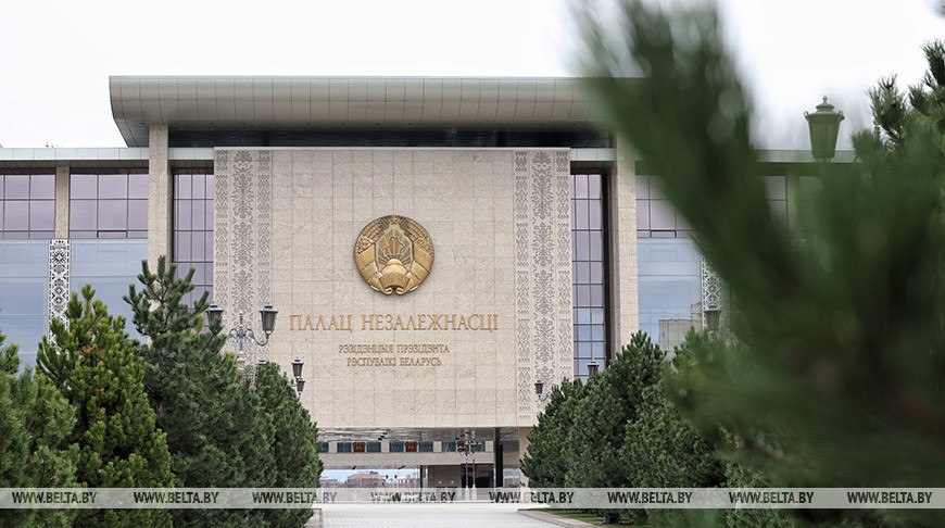 Лукашенко строительство АЭС определило дальнейшее развитие Беларуси как высокотехнологичного государства Об этом глава государства Александр Лукашенко заявил на совещании о результатах работы БелАЭС увеличении электропотребления и предложениях о строительстве новых атомных мощностей Пять лет назад торжественно запуская в работу первую белорусскую атомную электростанцию в Островце страна вступила в новую эру Сооружение АЭС не только укрепило нашу энергетическую безопасность но и определило дальнейшее развитие Беларуси как высокотехнологичного государства Если хотите наличие у страны собственной атомной станции это в определенном смысле способ обеспечения суверенитета и независимости заявил белорусский лидер Он подчеркнул что во главе угла на каждом этапе строительства и эксплуатации станции были и остаются безопасность и надежность Сайт TikTok VK Instagram YouTube ОК Стикерпак ВВ Чат бот