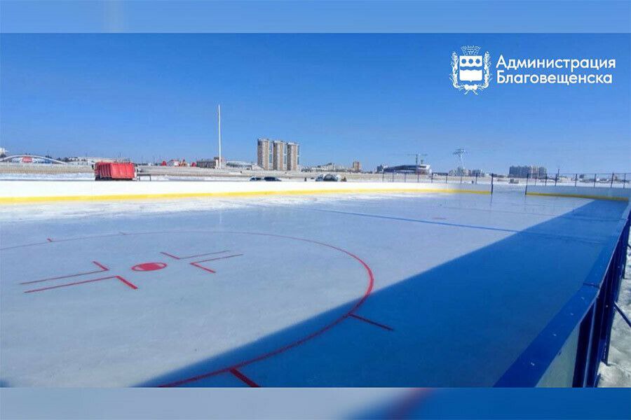 Уникальное событие которому нет аналогов в регионах России начнется в Благовещенске через 15 дней Подготовку к международному российско китайскому фестивалю зимних видов спорта на пограничной реке Амур обсудили на очередном заседании организационного комитета На совещании подняли один из важных вопросов безопасность На данный момент толщина льда составляет 75 сантиметров Это на 15 сантиметров больше чем в прошлом году Во время проведения международного мероприятия будут дежурить сотрудники МЧС и медики 13 февраля начнётся укладка трассы для гонок Как отмечают организаторы весь фестивальный городок будет готов к 19 февраля Международный российско китайский фестиваль зимних видов спорта ЗимФестАмур пройдет в Благовещенске 28 февраля и 1 марта