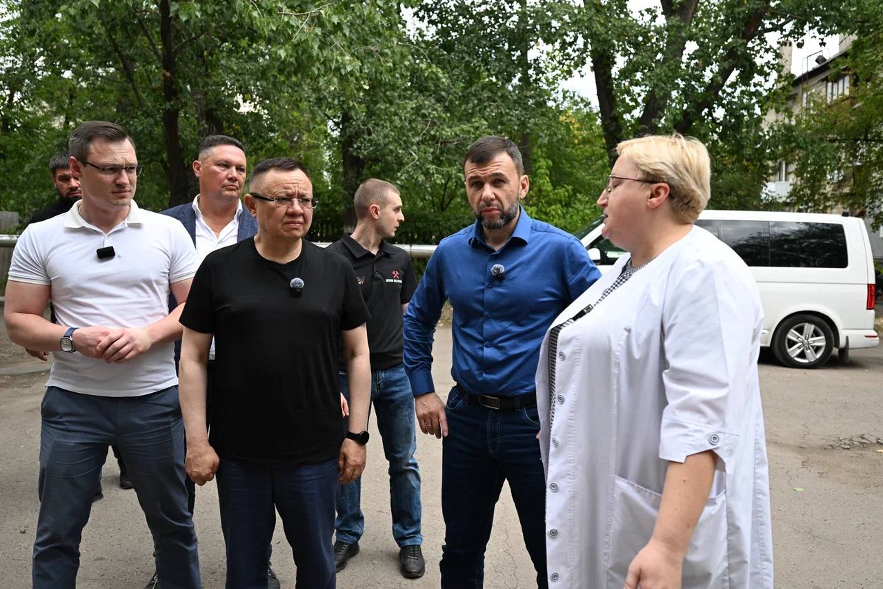 Министр строительства и ЖКХ РФ Ирек Файзуллин в ходе рабочей поездки в ДНР посетил объекты медицинской инфраструктуры совместно с главой региона Денисом Пушилиным Делегация посетила Городскую больницу № 25 в Донецке, которая неоднократно была подвергнута обстрелам, но продолжает функционировать. На данный момент ведется подготовка учреждения к осенне-зимнему периоду. В рамках визита в учреждение обсудили необходимость проведения капитального ремонта и оценили масштаб требуемых работ по реконструкции. Ежегодно в поликлинике и больнице в условиях круглосуточного стационара проходят лечение до 1 200 человек. Работает более 120 сотрудников. В структуре медучреждения функционируют неврологическое и кардиологическое отделения, отделение сестринского ухода и рентген диагностики, кабинет УЗИ, ЛФК и физиотерапии. Глава Минстроя России отметил необходимость продолжать развитие и восстановление инфраструктуры здравоохранения в воссоединенных регионах и подчеркнул, что создание комфортных условий для пациентов и медицинского персонала является основой повышения качества жизни граждан. Особое внимание сегодня уделяется работам на объектах инфраструктуры в четырех районах Донецка, где восстановление не могло проводиться из-за близости к линии фронта. Теперь ситуация поменялась в лучшую сторону. С 2022 года в регионе восстановлено 146 объектов здравоохранения. Одновременно с этим создаются новые медицинские центры мирового уровня.