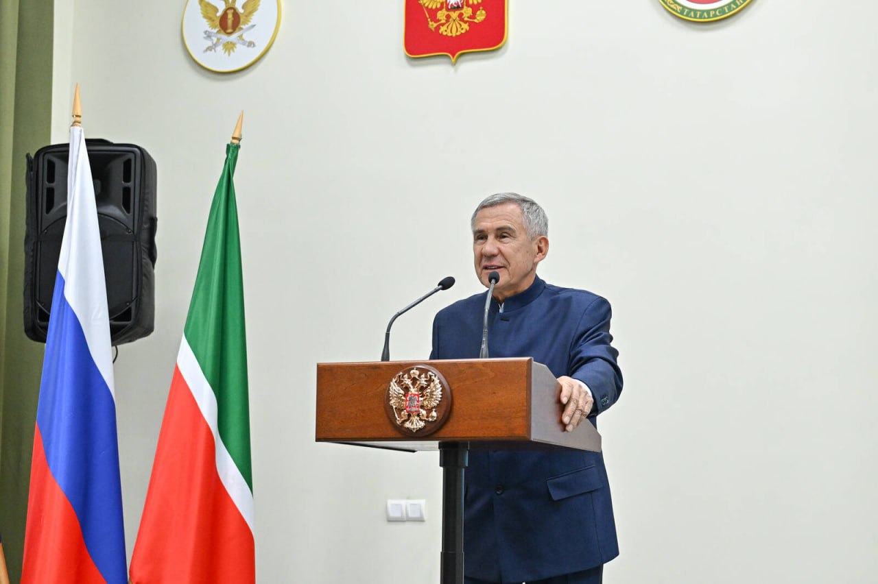 Рустам Минниханов удостоен звания Почетный строитель России Министр строительства и жилищно коммунального хозяйства РФ Ирек Файзуллин лично вручил награду на итоговом заседании коллегии Минстроя Татарстана Файзуллин особо отметил системный подход к развитию строительной отрасли и благоустройству который демонстрирует республика под руководством Рустама Минниханова Он подчеркнул успешное воплощение масштабных инфраструктурных проектов способствующих обновлению городов и развитию промышленности региона По словам министра многие передовые решения и наработки Татарстана были успешно внедрены на федеральном уровне и стали общероссийской практикой