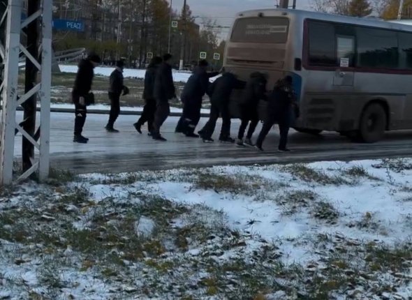 В Братске мужчинам пришлось толкать пассажирский автобус из-за гололеда Первый снег в городе вызвал настоящий коллапс    Читать подробнее на сайте...