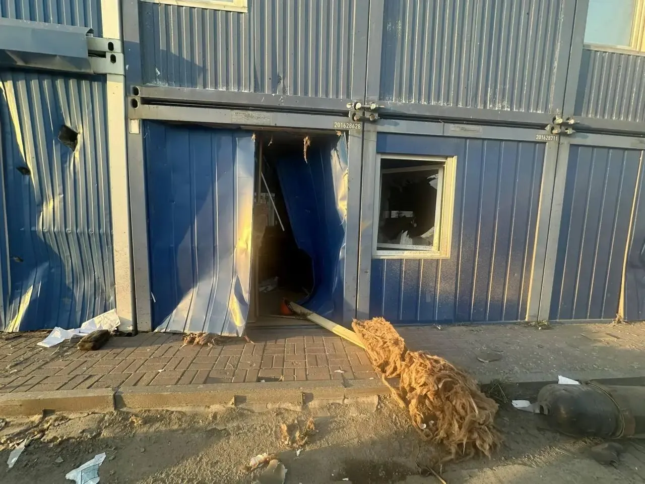 Двое рабочих погибли после взрыва газового баллона на стройплощадке Судебного квартала Во время ЧП пострадали три человека в том числе два гражданина Таджикистана Рабочих отбросило взрывной волной когда они шли по территории бытового городка По данным следствия 19 мая на строительной площадке на улице Добролюбова произошел хлопок газобаллонного оборудования топливной системы автомобиля марки КАМАЗ В результате произошедшего двое мужчин погибли одному оказана медицинская помощь Взрывная волна повредила несколько строительных бытовок пожара на месте не было Возбуждено уголовное дело по признакам преступления предусмотренного ст 109 УК РФ причинение смерти по неосторожности Проводятся следственные действия GradSPb в MAX подпишись