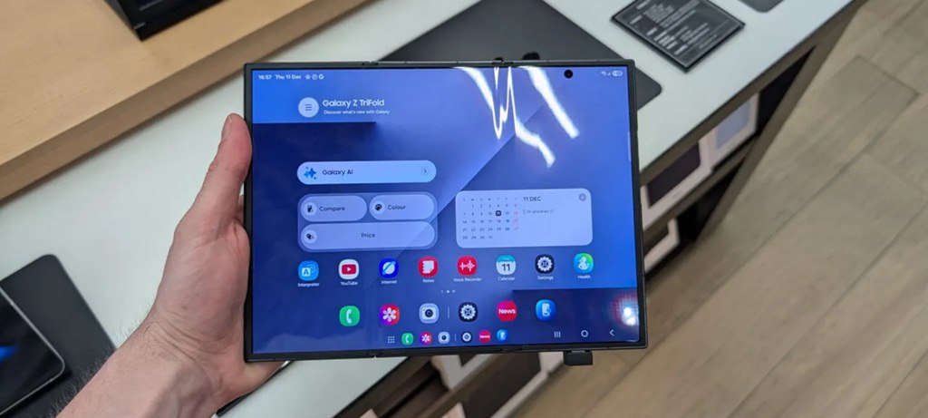 Трикладушки это дорого ремонт экрана Galaxy Z TriFold стоит дороже S25 Ultra Первая тройная раскладушка от Samsung пока продается только в Южной Корее по цене около 2500 долларов Теперь же стала известна стоимость ремонта и внутренний гибкий экран лучше не повреждать его замена встанет в 1200 долларов и это дороже чем стоит флагман S25 Ultra При этом обычный внешний дисплей оценен на порядок дешевле его замена обойдется всего в 150 Мой Компьютер
