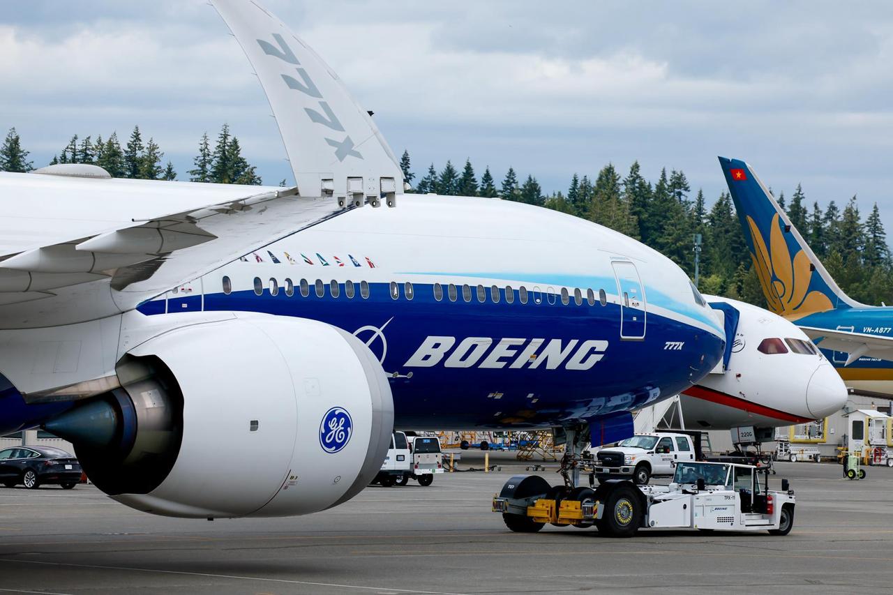 777X бьёт рекорды задержек Boeing теряет ещё 4 9 млрд долларов Американский производитель Boeing официально подтвердил перенос срока начала поставок флагмана 777X на 2027 год а также объявил о списании 4 9 млрд долларов убытков по своему крупнейшему проекту в сегменте дальнемагистральных лайнеров Причина та же новые задержки с сертификацией Совокупные убытки по программе уже достигли около 15 млрд долларов 777X семейство широкофюзляжных дальнемагистральных самолётов включающее версии 777 8 777 9 и грузовую 777 8F создавалось как замена четырёхдвигательным гигантам Boeing 747 и Airbus A380 но сроки реализации проекта затянулись почти на десятилетие В 2013 году Boeing представила 777X как преемника 777 300ER с новыми композитными крыльями двигателями GE9X и складными законцовками Основным заказчиком стала Emirates Производитель обещал первые поставки в 2020 году С тех пор сроки неоднократно переносились Boeing фактически раз в год начиная с 2018 го сдвигал переносил поставки вправо Несмотря на трудности производитель отмечает признаки восстановления в третьем квартале компания поставила 160 самолётов что стало лучшим показателем с 2018 года Доход подразделения гражданских самолётов вырос на 49 но из за убытков по 777X подразделение завершило квартал с операционным минусом в 5 4 млрд долларов Президент и генеральный директор Boeing Келли Ортберг заявил Сохраняя устойчивое внимание к безопасности и качеству мы достигли значимых этапов на пути восстановления компании    AviaNews