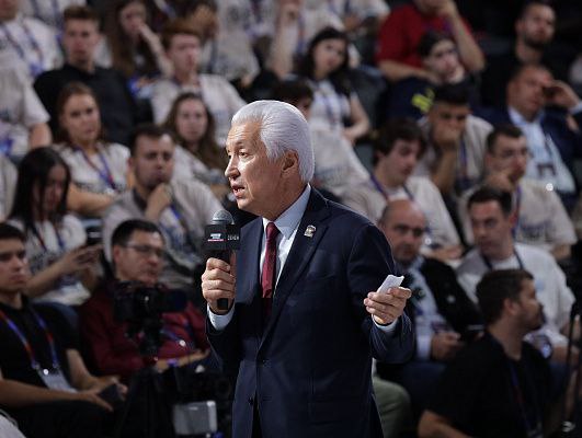 Владимир Васильев: Сегодня фракция «Единая Россия» противостоит коррупции и воровству  Партия «Единая Россия» на съезде приняла народную программу, в которую вошли более 2 млн пожеланий людей, напомнил руководитель фракции «Единая Россия» в Госдуме Владимир Васильев на пресс-подходе на форуме «Территория смыслов».   «Мы ее выполняем, самое главное – нам удалось за это время отремонтировать около 5 тыс. школ. При этом на 25% в среднем произошла экономия средств, потому что все было сделано в сроки и не было допущено недостроев. В сегодняшних финансовых условиях быстрое строительство – это большая экономия. Мы не словом, а делом противостояли этой коррупции и воровству, когда депутаты в каждую региональную неделю приезжали в школы и вместе с родителями, выпускниками контролировали ход работ и закупки оборудования», - отметил Васильев.   Он также обратил внимание на то, что закупалась отечественная продукция, то «есть обеспечивалась конкурентность и контроль за ценами». «Этот опыт мы используем при контроле за капремонтом перинатальных центров и других социальных объектов, выводя их из теневой зоны и коррупции», - заключил лидер фракции.
