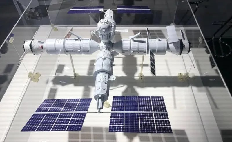 Россия создаёт станцию для космического туризма и глобального мониторинга «Роскосмос» сделал важный шаг в развитии национальной космической программы: завершён эскизный проект Российской орбитальной станции РОС , которая должна прийти на смену МКС. Гендиректор госкорпорации Дмитрий Баканов заявил, что на новой станции будут доступны туристические миссии, а её уникальная околополярная орбита откроет беспрецедентные возможности для наблюдения за Землёй. ——————————