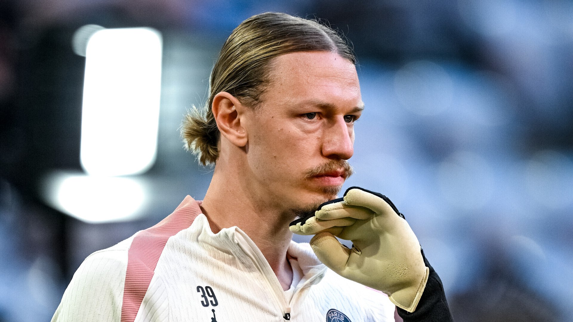 «ПСЖ» сообщил Матвею Сафонову, что он не будет основным вратарём, – Sport24  Теперь россиянина могут либо продать, либо отдать в аренду, а в случае, если он останется в клубе, ему предстоит бороться лишь за статус второго номера.