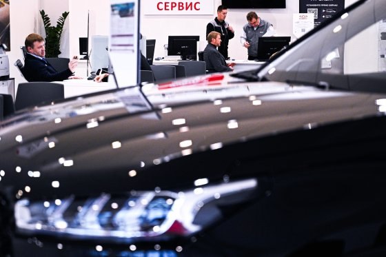 Расходы россиян на покупку новых автомобилей увеличились на 40 В октябре расходы россиян на приобретение новых легковых автомобилей достигли рекордной отметки в 568 миллиардов рублей Это на 38 6 больше чем в сентябре и на 4 7 превышает показатель годичной давности следует из исследования компании Газпромбанк Автолизинг и агентства Автостат Средний чек на новую машину в октябре составил 1 3 миллиона рублей что на 10 5 больше чем годом ранее В сентябре этот показатель был 1 18 миллиона рублей Наибольшую долю в октябрьских расходах занимают китайские машины на которые потребители потратили 290 9 миллиарда рублей Исполнительный директор агентства Автостат Сергей Удалов полагает что рекордные результаты октября связаны с нововведениями вступающими в силу с 1 декабря Это активизировало часть потенциальных покупателей которые решили приобрести машины до удорожания Фото РИА Новости