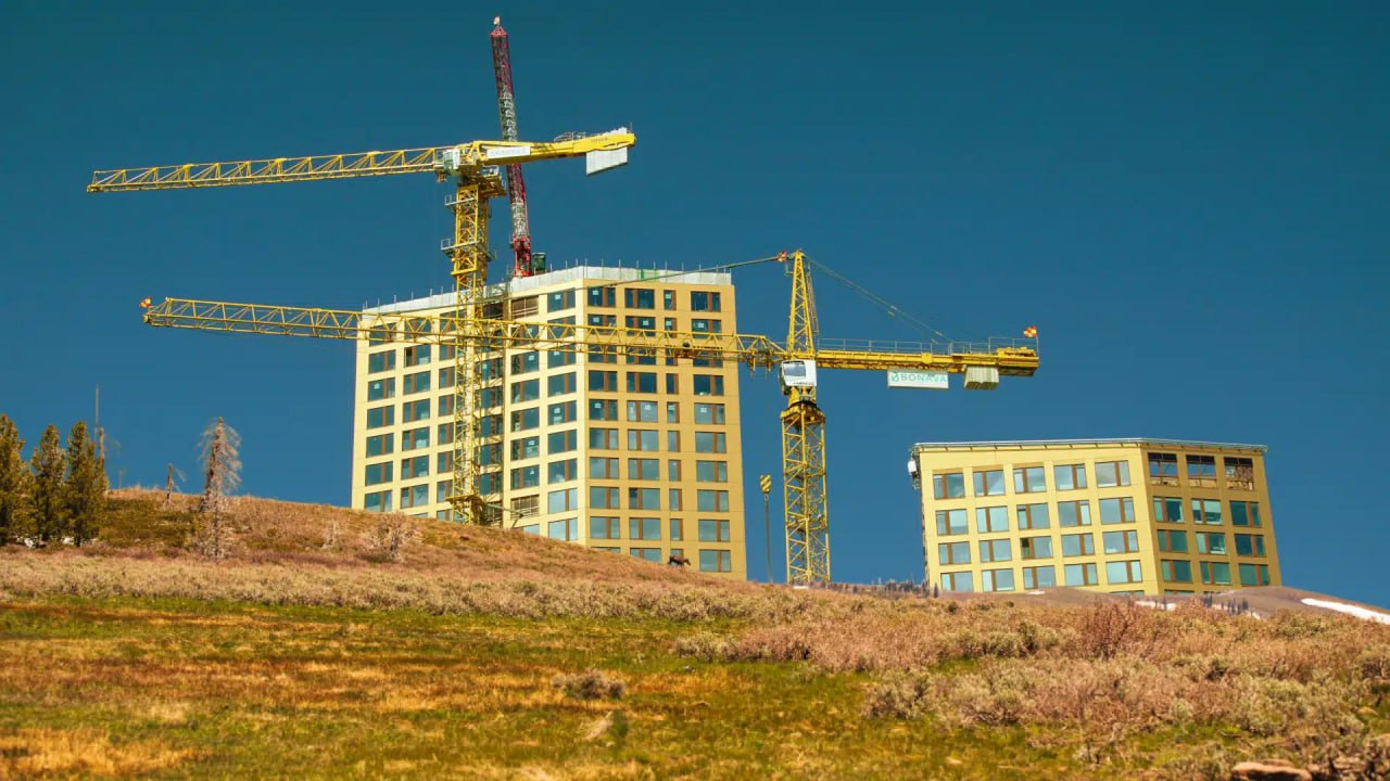 В Алматы ввели мораторий на строительство ЖК в предгорьях Временный запрет приняли депутаты городского маслихата Теперь разрешение на строительство смогут получить только социальные и туристические объекты По словам руководителя управления архитектуры и градостроительства Алмаса Жанбыршы в предгорных районах Алматы проживают около 170 тыс человек При этом на этой территории нет должной инфраструктуры Проверки показали что из за незаконного строительства подрезки склонов и отсутствия дренажных систем вырос риск оползней и подтоплений kursivm kursiv news